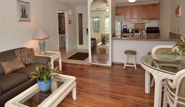 Plantation Hale unit with kitchen, Remodeled, Walk to Beach. Free parking in Kapaa