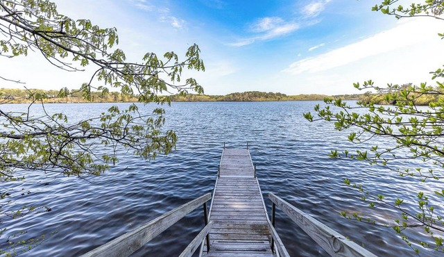 Pond Perch: 239-B Brewster Pond Front Perfection, Walk to Private Beach in Brewster
