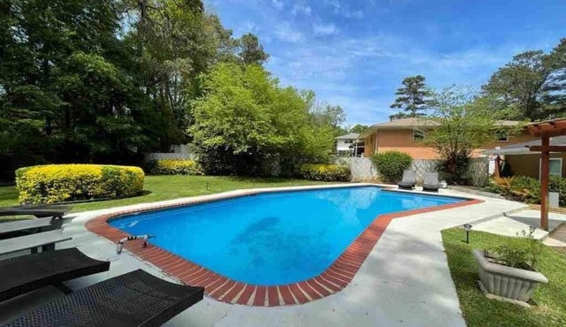 Pool retreat near Atlanta, sleeps 14 in Decatur