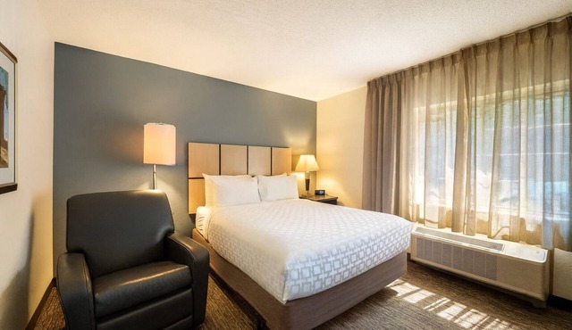 Prime Location! TWO Spacious 1BR Suites with Kitchens, Free Airport Shuttle! in Schiller Park