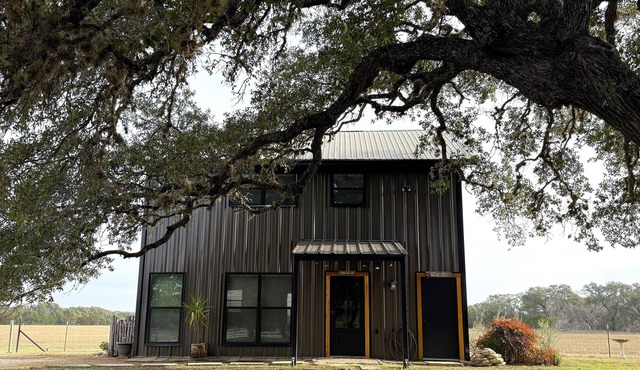 Private, cabin with endless Hill Country views. Horse & dog friendly! in Pipe Creek