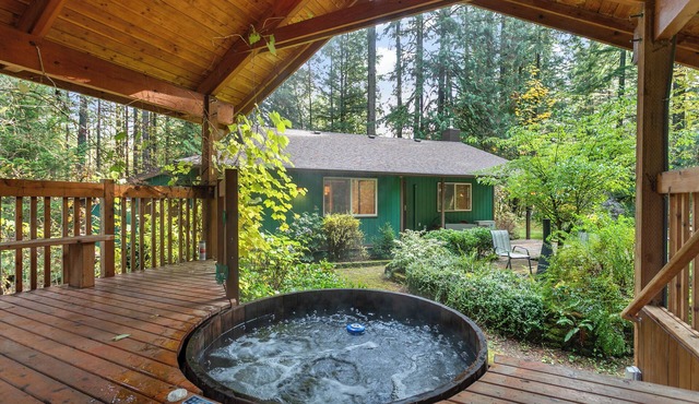 Private Cedar Hot Tub Haven at Mt. Baker’s Edge in Deming