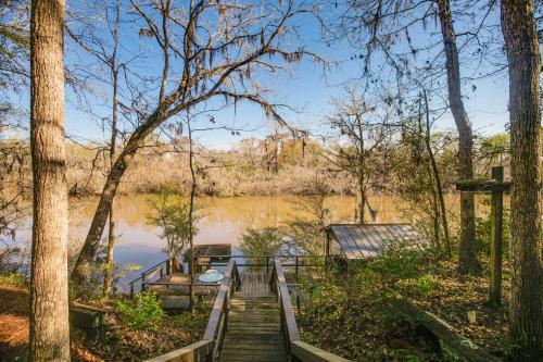 Private Dock + River View: Cabin Retreat in Jesup in Jesup