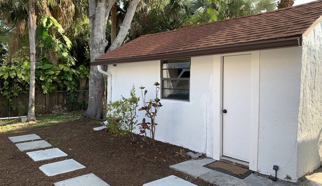 Private Tiny-Home, bath, mini kitchen, twinbed, desk, micro, FIT, MLB, 3m2 beach in Melbourne