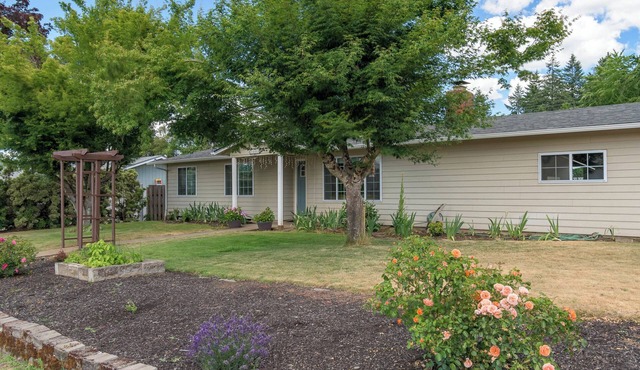Quiet Family Friendly Vacation Home, Fully Fenced Yard & BBQ in Springfield