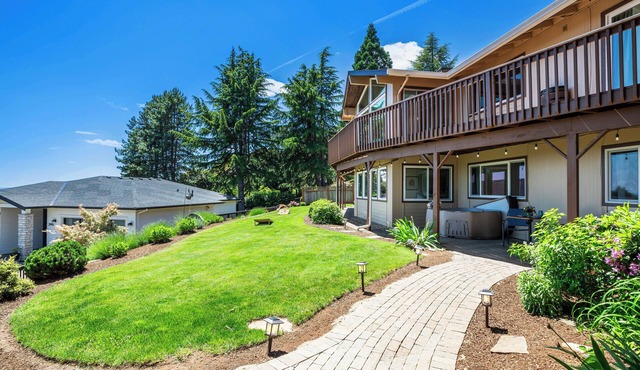 Red Hills Vacation | 3BR Hot Tub, Sauna & Views in Dundee