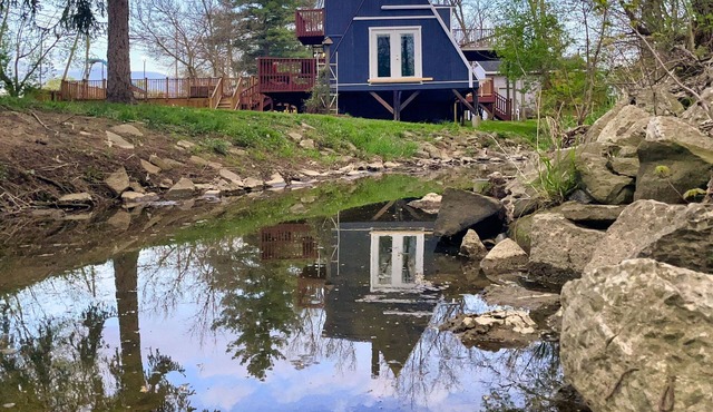 Relaxing Scenic 2-Bedroom Retreat With Private Hot Tub in Findlay