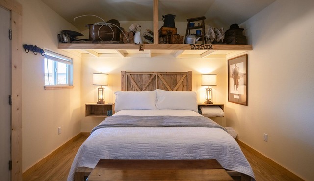 Remodeled 3 BR/2.5 BA Retreat near Eagle Point. Includes main house and a private cottage. Group-friendly kitchen, famous waffle bar, hot tub, and electric fireplace. Great space for cooking and connecting. in Eagle Point
