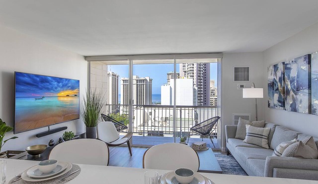 Renovated 1 Bedroom W/Stunning Views, Parking, & Central Air in Honolulu