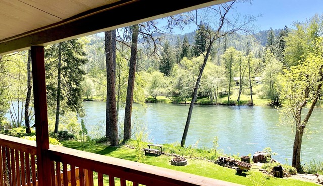 *Riverfront* "Cabin on The Rogue", Gateway to Crater Lake! Sleeps 2-4 in Trail