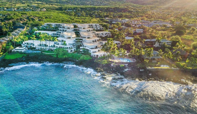Royal Sea Cliff Family Resort, 2 OV Pools, Large Lanai, workspace, Ali'i Drive! in Kailua-Kona