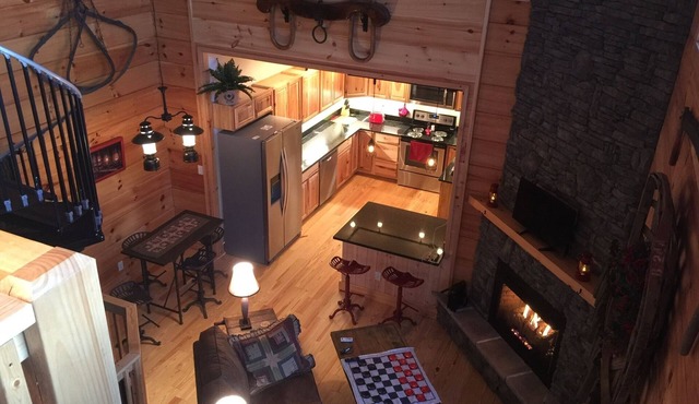 Secluded mountain cabin 5 acres , all rooms with view, hear soothing waterfall in Maggie Valley