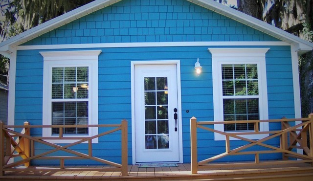 Shellman Bluff Marina, Hunters Cafe half block walk. Also near the Golf Course. in Townsend