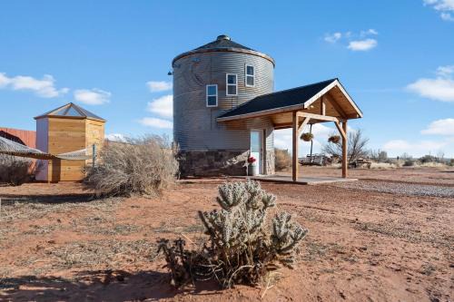 Southwest Silo Stay- 1 Bedroom Near Zion & Bryce in Cane Beds