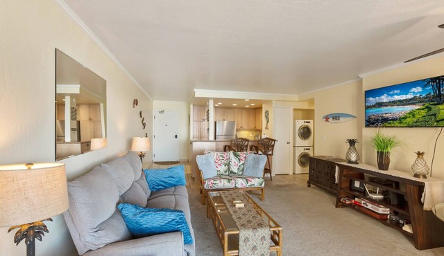 Spacious condo with an ocean view, pool, & washer/dryer - walk to beach in Lahaina