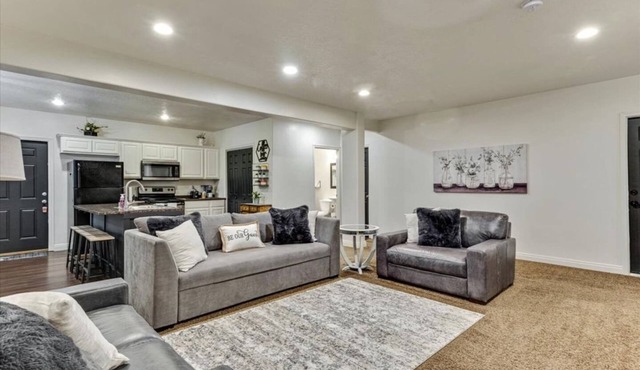 Spacious Hillside Haven | Massage | Patio in Orem