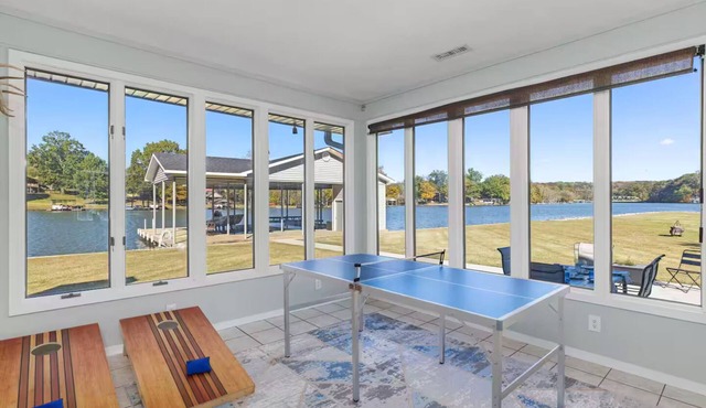 Spacious, Luxe Design, Gameroom, Flat Grassy Knoll, Near RTJ + Waterfront View in Florence
