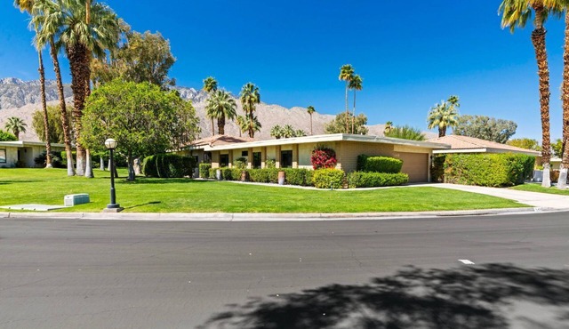 Spacious Mid-Century Condo in Sunny Palm Springs in Palm Springs