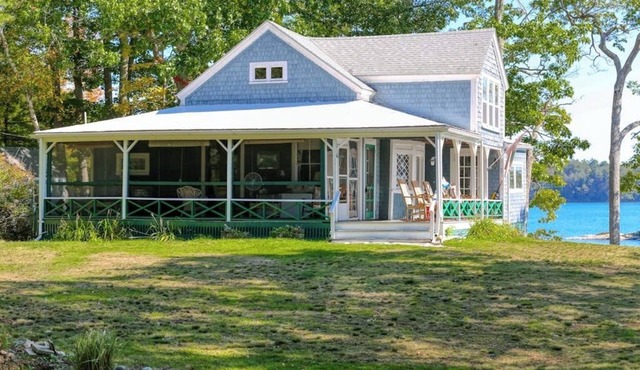 Spacious Waterfront Estate & Cabins W/Porch, Fireplace, Kayaks & Free WiFi in Brunswick