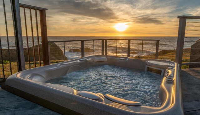 Spectacular Oceanfront Studio with Hot Tub & Loft in Fort Bragg