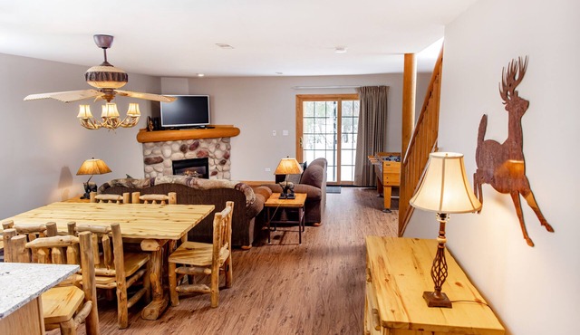 Starved Rock Cabin Sleeps 9 in Utica