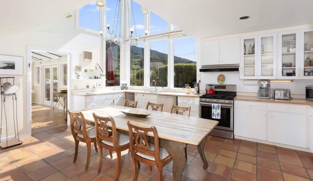 Steps From the Beach, Private Yard, Hot Tub in Stinson Beach