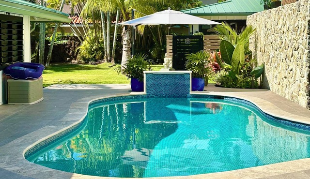 STEPS TO BEACH, PRIVATE STREET, AC, HEATED POOL, CONTACT HOST FOR DESIRED DATES in Kailua