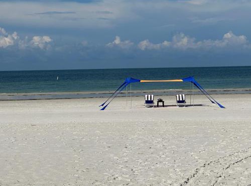 Steps to beach with No Resort Fees and FREE parking 2 in St. Pete Beach