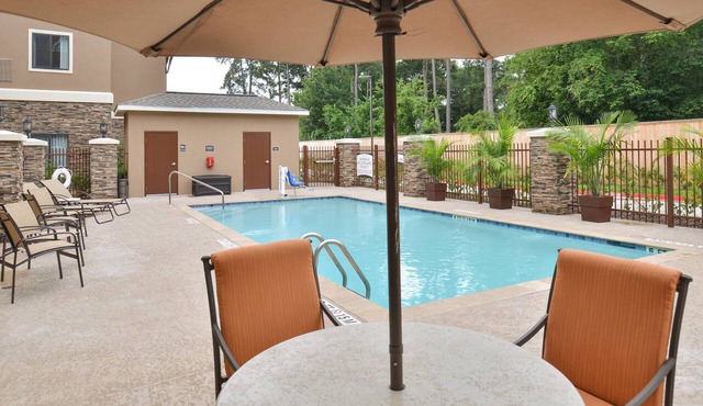 Studio Suite Near Houston | Shared Outdoor Pool + 24h Business Center in Tomball