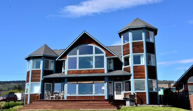 Stunning Beachside Vacation Rental for Family or Group Glamping Escapes to Alaska in Homer