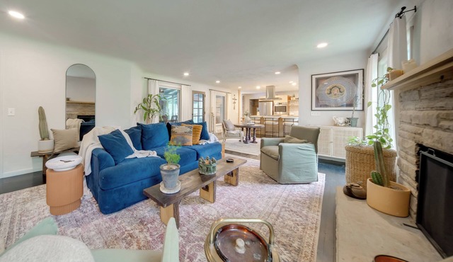 Stylish Willoughby Hills Retreat w/Fireplace! in Willoughby Hills