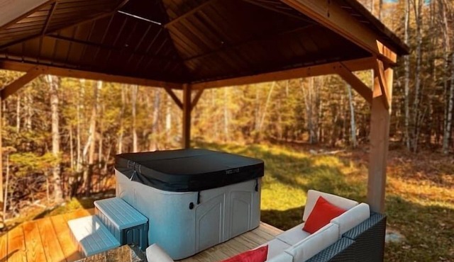 Sunny Waterfront Cottage at FarAway Pond in Whitefield
