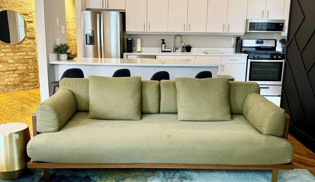 SuperHost Large Roommate style 2 Bedroom, 2 Bath, Patio, Sunroom, L Kitchen in Chicago