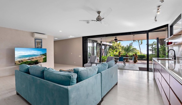 Tantalus Glass House: 3BR Hillside Estate w/Panoramic Views in Honolulu