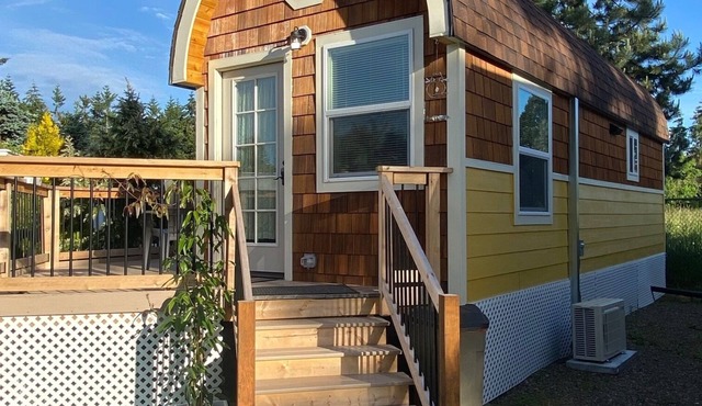 The Cat Perch at the "Janelle Rose"7128 SE Salem Oregon in Salem