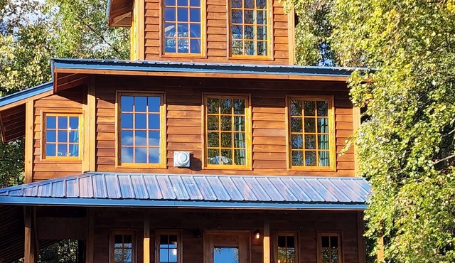 The Eagle's Nest Treehouse Cabin in Lazy Mountain