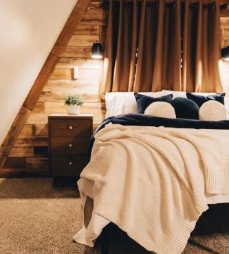 The Rustic Triangle A-Frame with Hot Tub in Perrysville