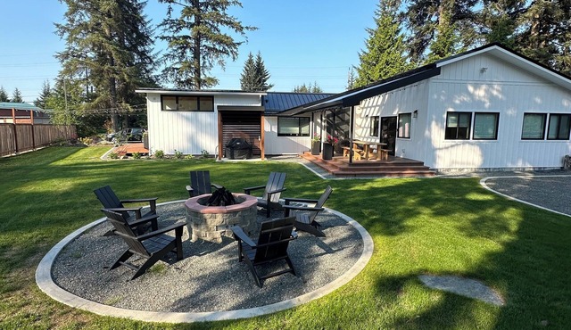 The Spruce House - hot tub, outdoor fireplace, fire pit near airport, shopping in Juneau