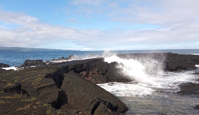 Top level 1-bedroom condo with free WiFi and AC. South edge of Kailua-Kona town in Kailua-Kona
