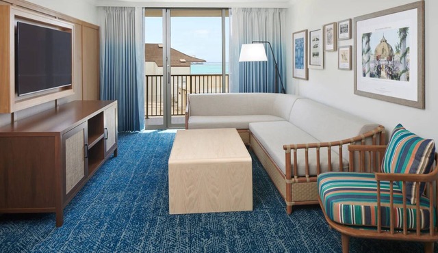 Tropical Dream Right on Waikiki Beach! Unit w/Balcony | Outdoor Pool in Honolulu