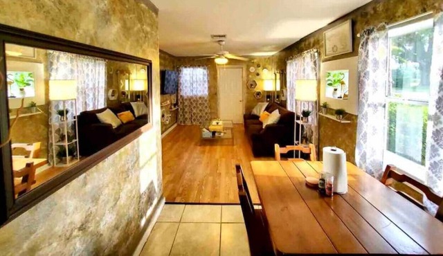 UNIT A · Private Lakeside Bungalow! Comfy, Clean, 1GB WiFi in Windermere