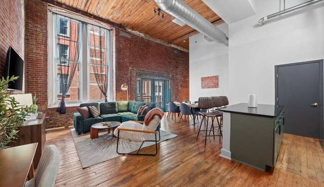 Urban Retreat Near Downtown + Private Balcony in St. Louis