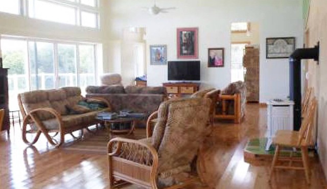Volcanoes National Park - minutes away. 25 acre Nature Lodge in Mountain View