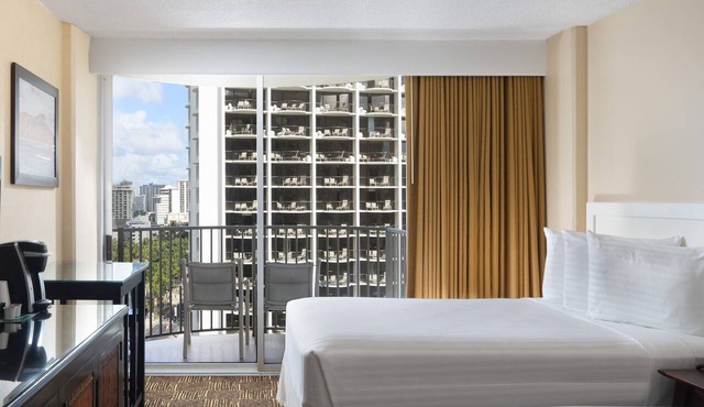 Waikiki Getaway! Private Balcony, Parking! Close to Honolulu Zoo & Kuhio Beach! in Honolulu