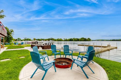 Waterfront Fun! Group Getaway on Lake Marie in Antioch
