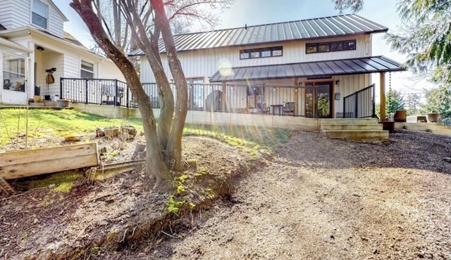 Welcome to the Farmhouse Retreat! in Milwaukie