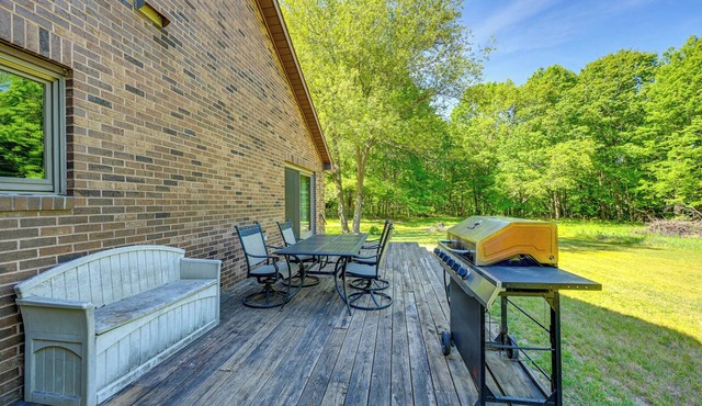 Wooded Applegate Retreat w/Private Trail Access in Applegate