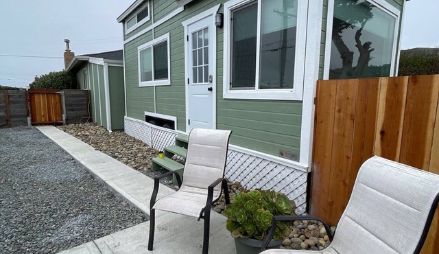 You'll love this unique and romantic ocean view escape tiny house. in Pacifica