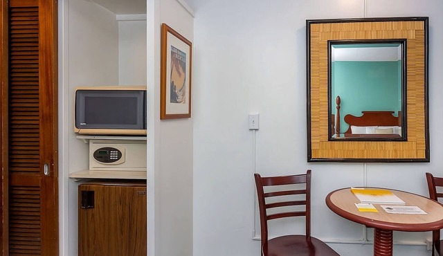 Your Home Away From Home! 4 Relaxing Units, Onsite Pool, Pet-Friendly Property in Honolulu