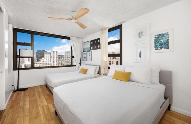 17FL Fully Renovated, 5 mins to Beach with Parking in Honolulu